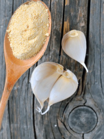 garlic powder on spoon